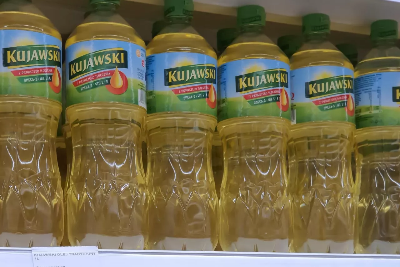 <p>Olej Kujawski na sklepowych półkach (fot. Elzbieta Krzysztof/Shutterstock)</p>