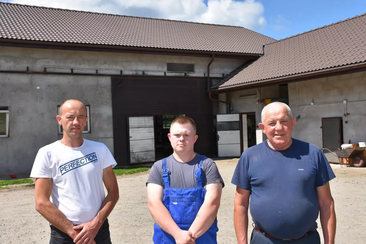 Na zdjęciu od lewej: Mirosław Walasiak, kuzyn Paweł, który pomaga w gospodarstwie oraz Stefan Walasiak