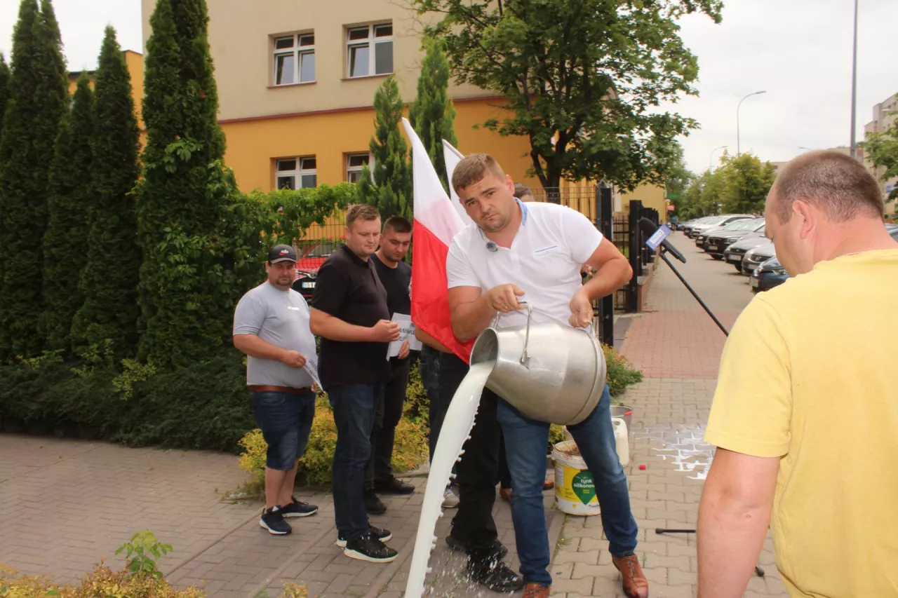 Hodowcy bydła mlecznego oburzeni są podpisaniem memorandum dotyczącego współpracy pomiędzy Polską, a Ukrainą