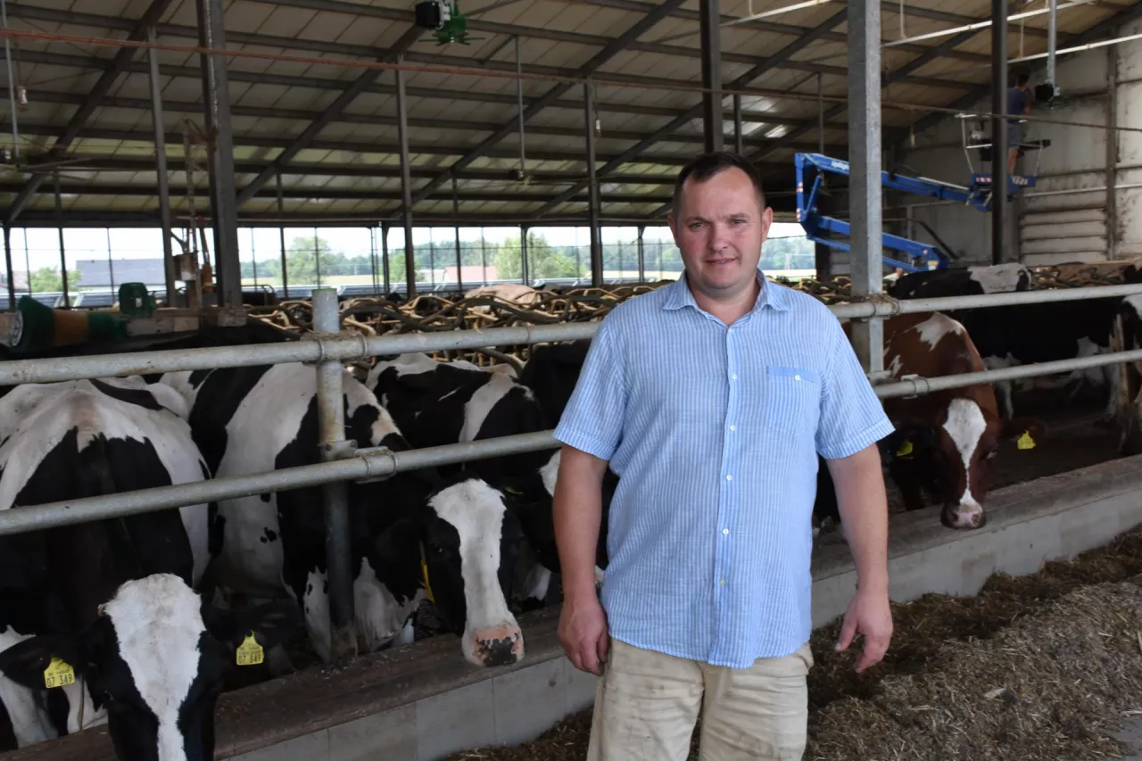 Marek Kosieradzki przyznaje wprost: gdyby nie krowy i wykorzystanie płodów rolnych na paszę dla stada bydła mlecznego, to z samej produkcji roślinnej nie byłoby go nawet stać na zapłacenie czynszów dzierżawczych