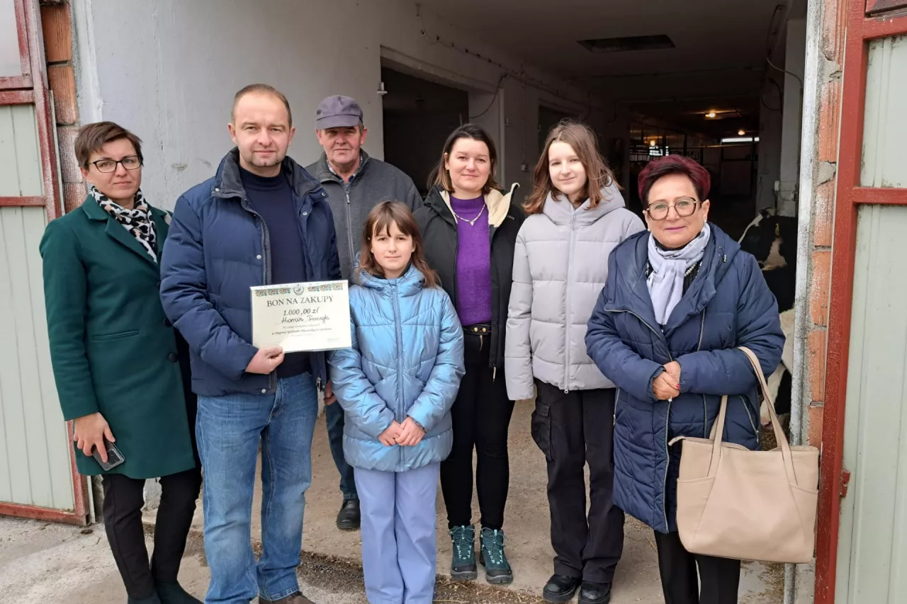 Na zdjęciu od lewej: kierowniczka działu skupu OSM Głuchów Karolina Antonkiewicz, Marcin Traczyk, Marian Traczyk, Anna, Edyta i Izabela Traczyk oraz prezes OSM Głuchów Teresa Jędraszek. Rolnicy jako wyróżniajacy się dostawcy otrzymali bon na zakupy artykułów rolniczych w serwisie działającym przy mleczarni.