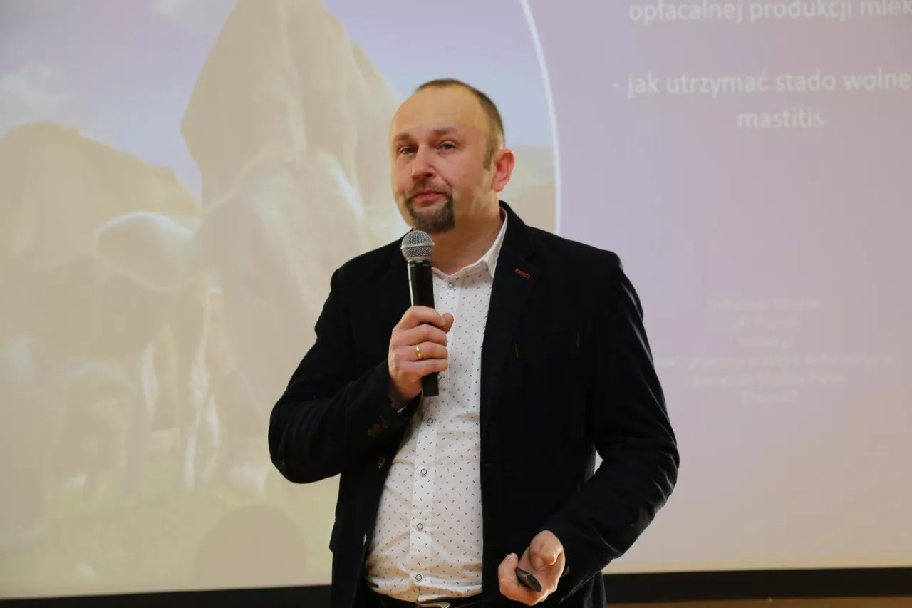 – Inwestycja w profilaktykę mastitis to konieczność i nie można oszczędzać na środkach tę profilaktykę wspomagających. Powszechnym błędem jest np. niedoleczenie paciorkowca wymieniowego z powodów oszczędnościowych, kiedy nie stosujemy przez kolejnych 5 dni tubostrzykawek – przestrzegał dr Sebastian Smulski