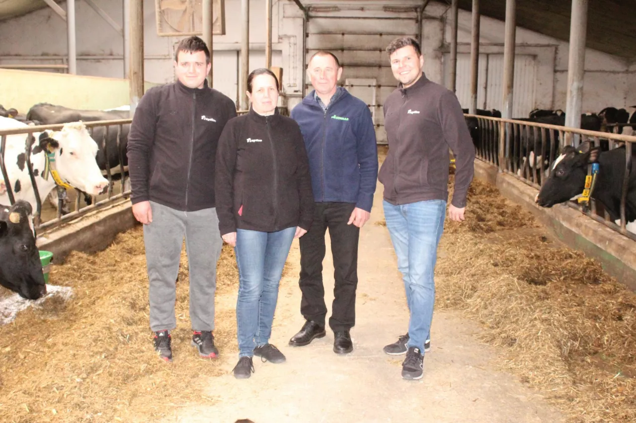 Od lewej Hubert Lech z rodzicami i Mateusz Jóźwiak, specjalista ds. żywienia bydła Constant Feeding Expert.