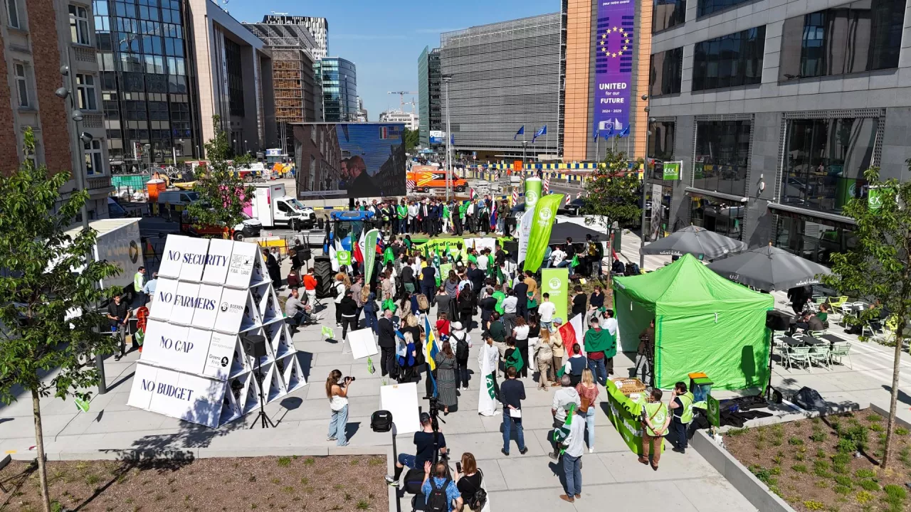 Demonstracja rolników w dzielnicy europejskiej w Brukseli pod budynkiem Komisji Europejskiej. 