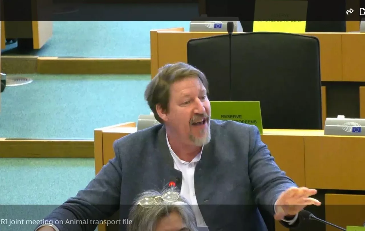 Thomas Waitz (Zieloni, Austria) podczas wspólnego posiedzenia komisji TRAN, AGRI i ENVI w Parlamencie Europejskim ostro skrytykował stanowisko konserwatywnych i liberalnych europosłów w sprawie transportu zwierząt. Posądził ich o obronę interesów wielkiego przemysłu mięsnego i ignorowanie głosu obywateli oraz rolników.