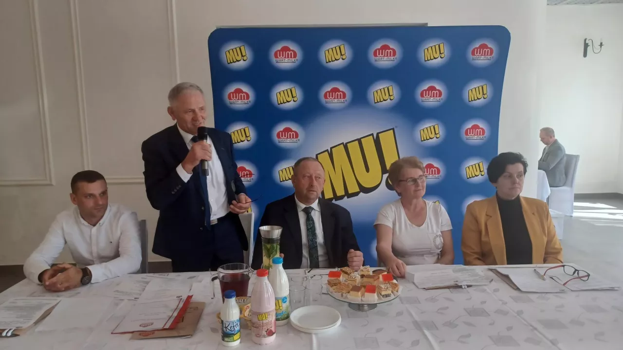 Prezydium walnego, od lewej: asesor Piotr Kucak, przewodniczący rady nadzorczej Jerzy Strumiński,
przewodniczący zebrania Krzysztof Bekalarczyk, asesor Dorota Żórawska i sekretarz Iwona Tomczak