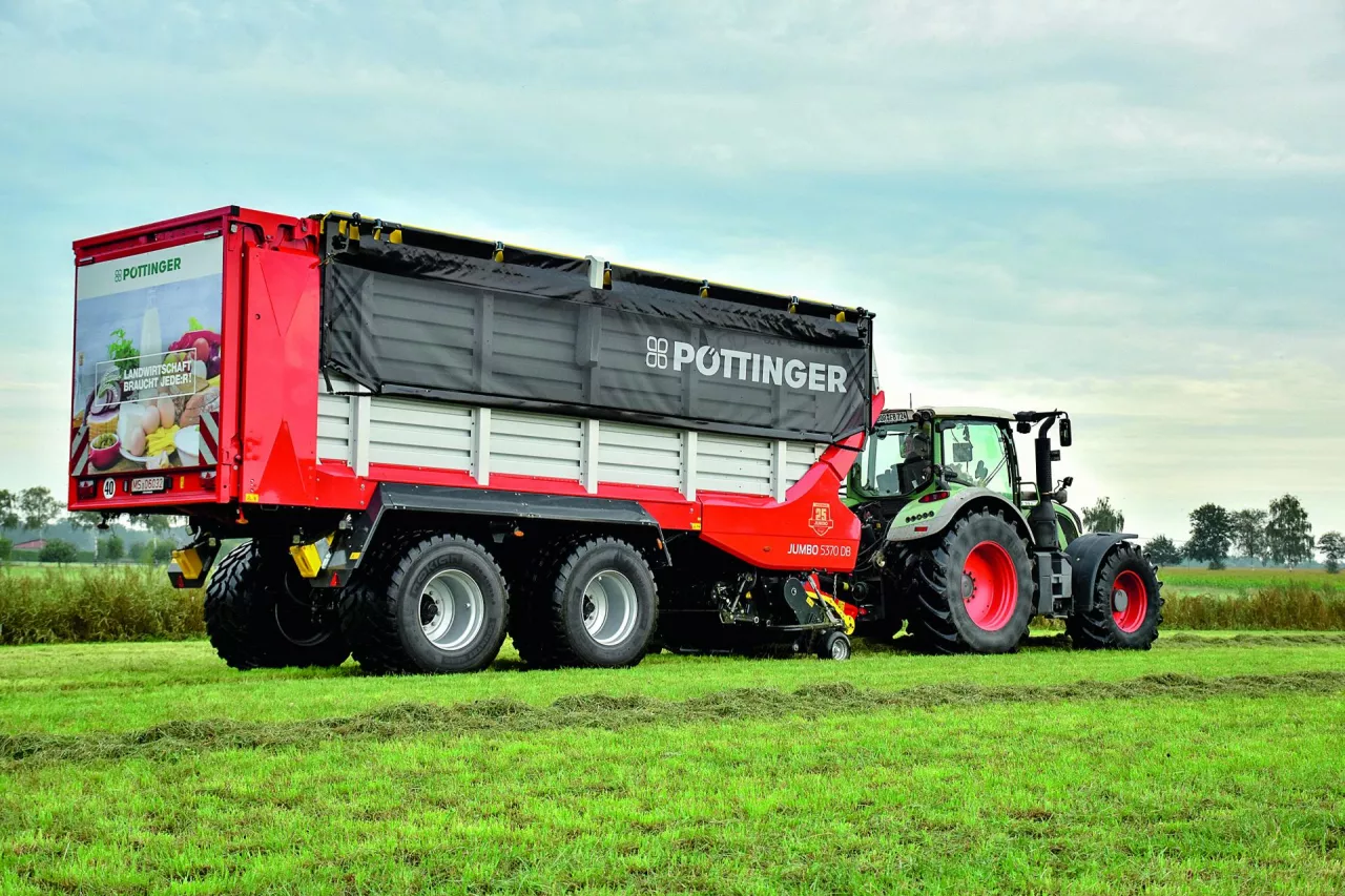 Nowa przyczepa Jumbo 5000 oferuje wiele rozwiązań z większych maszyn.