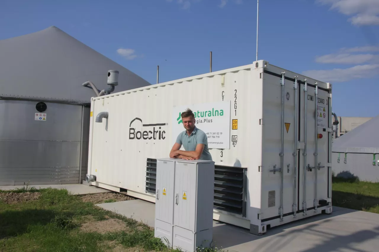 Marek Osuch przy najnowszej inwestycji – biogazowni o mocy 44 kW. Dzięki niej i panelom fotowoltaicznym gospodarstwo jest samowystarczalne energetycznie – zużywa 1/4 wyprodukowanej mocy, a 3/4 przeznaczone jest na sprzedaż.

U góry – jedna z pierwszych inwestycji – baza magazynowa z automatyczną mieszalnią pasz.