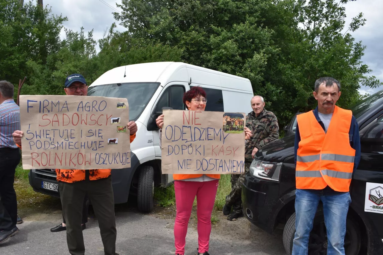 Rolnicy z trzech województw nie dostali zapłaty za sprzedane bydło opasowe. Prokuratura w Świeciu prowadzi postępowanie w tej sprawie, a Kujawsko-Pomorska Izba Rolnicza wraz z policją wspierają rolników w procesie odzyskiwania pieniędzy.