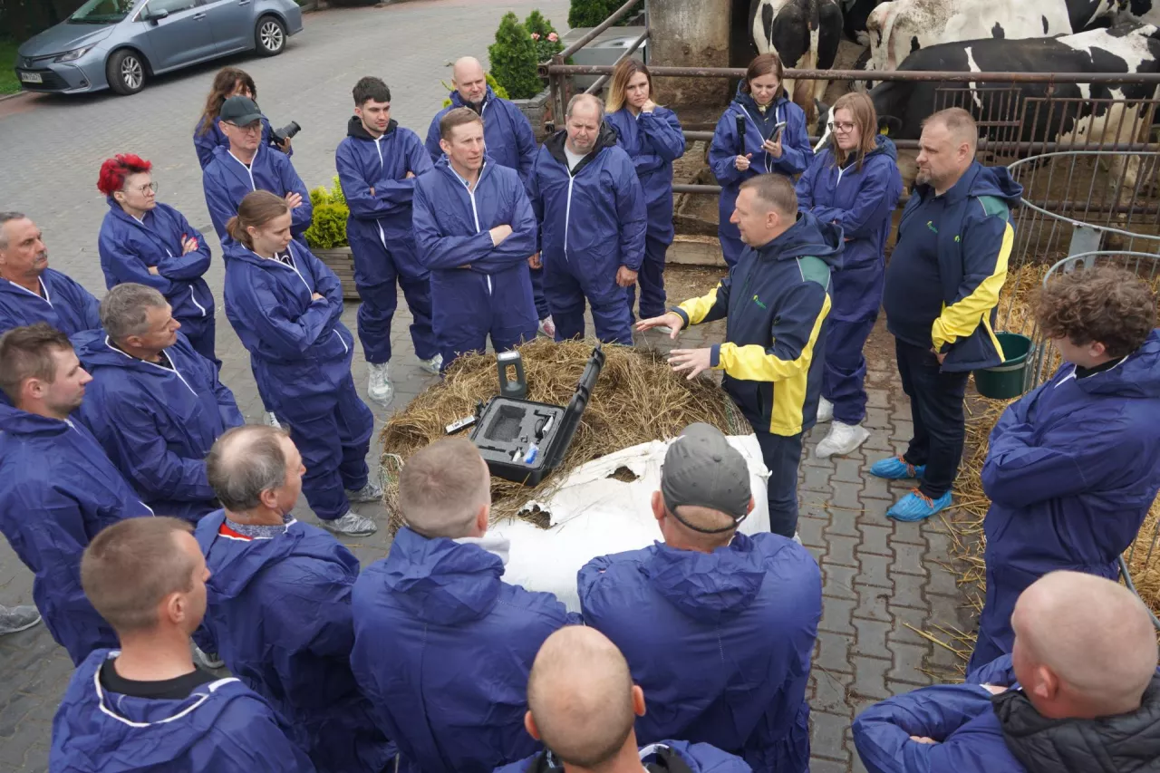 Marcin Kryger – Regionalny Kierownik Sprzedaży Agrifirm Polska, udzielał hodowcom jakże przydatnych porad w zakresie sporządzania wysokiej jakości kiszonek z traw i lucerny