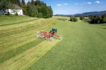 Pöttinger wprowadza nową wersję zgrabiarki czterokaruzelowej Top VT 12540 C Profiline.