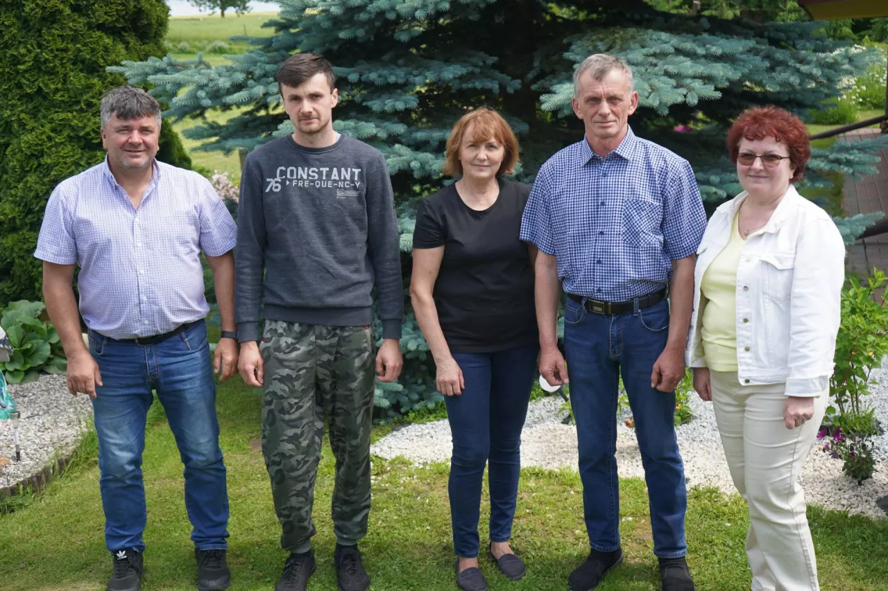 Na zdjęciu (od lewej): Mirosław Mrugała – instruktor, Arkadiusz, Maria i Marek Sprawkowie oraz Jolanta Nosowska – kierownik działu skupu OSM Krasnystaw