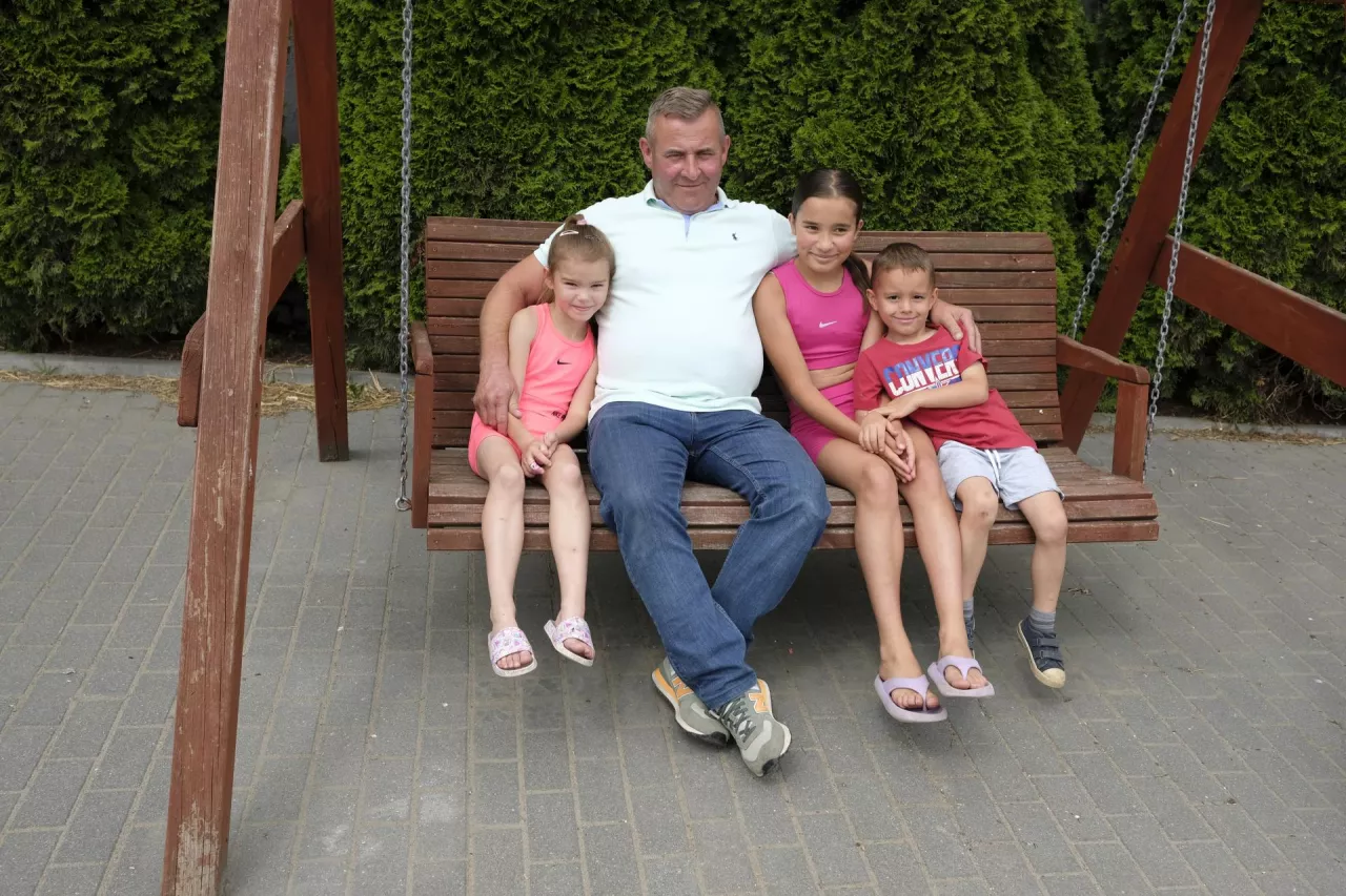 Szczęśliwy Andrzej Wieliczko z ukochanymi wnuczętami: Amelią, Leną i Szymonem