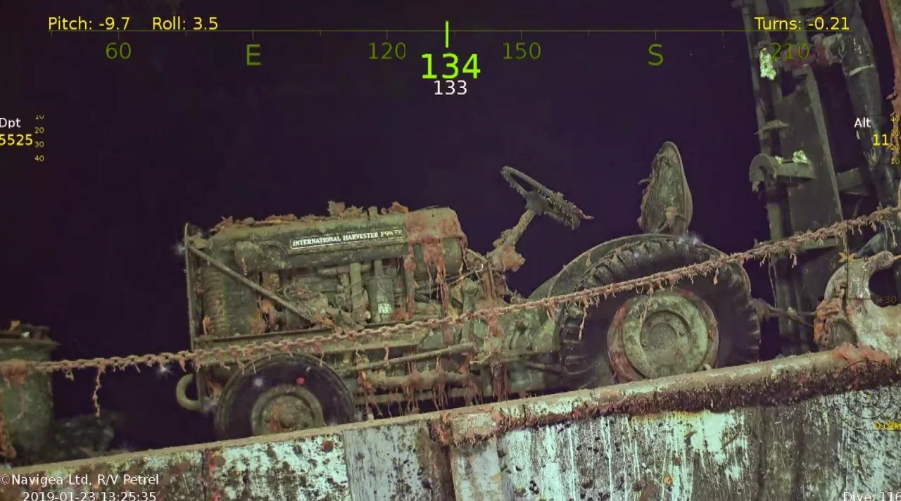 Ciągnik International Harvester A14 Shop Mule na pokładzie zatopionego amerykańskiego lotniskowca USS Hornet
