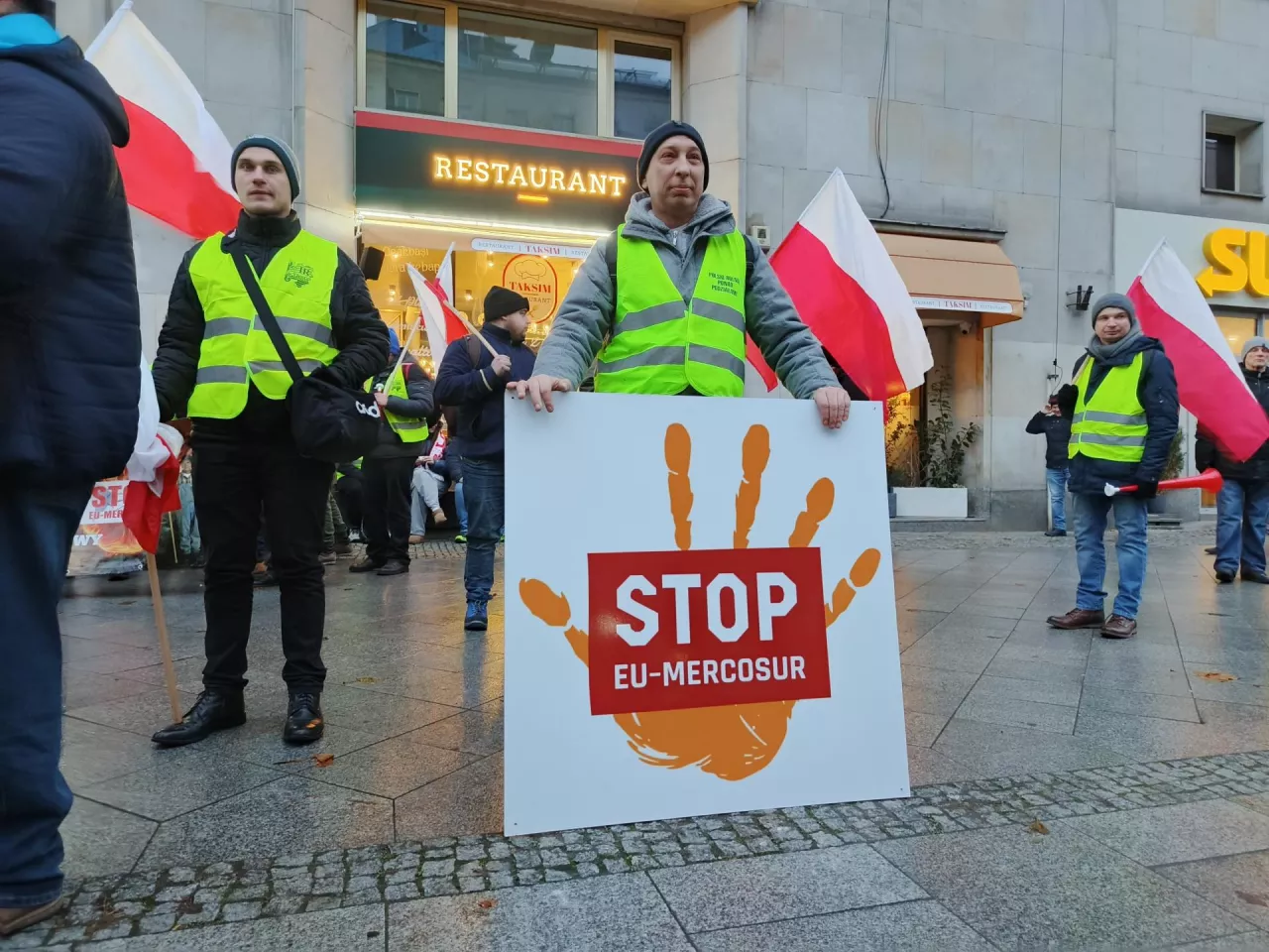 Rolnicy protestujący przeciwko umowie o wolnym handlu UE-Mercosur
