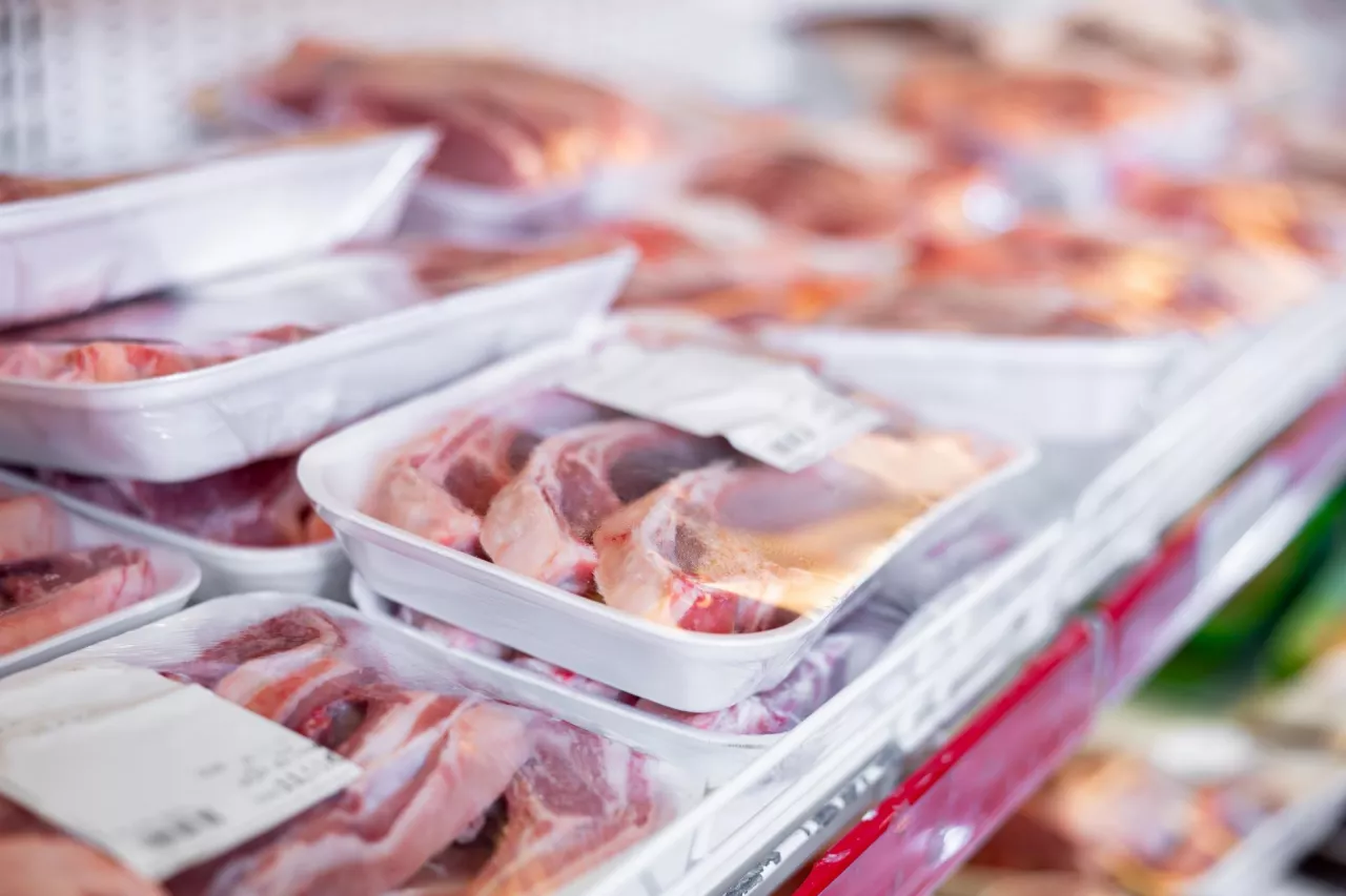 zapakowane mięso na ladzie w supermarkecie