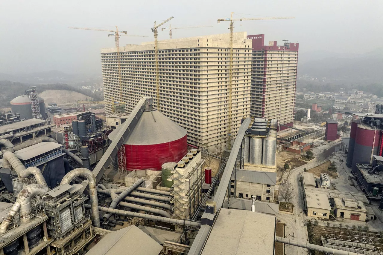 A 26-story building housing an urban pig farm on the outskirts of Ezhou, China, on Jan. 10, 2023. The building is being hailed as the world&#039;s biggest free-standing pig farm with a second identical hog high-rise opening soon. (Gilles Sabrie/The New York Times)
