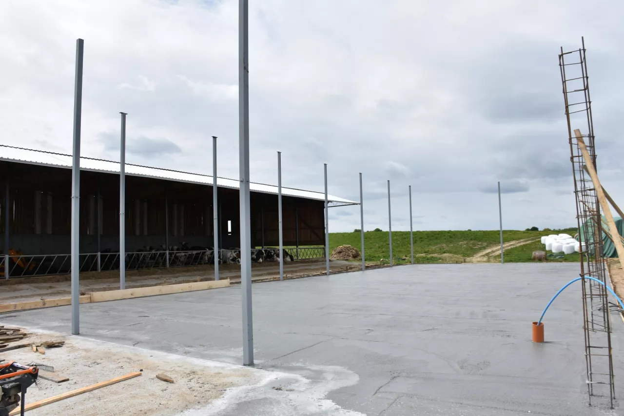 Trwa budowa kolejnej (czwartej) wiaty, w tej głównie będą utrzymywane wolce