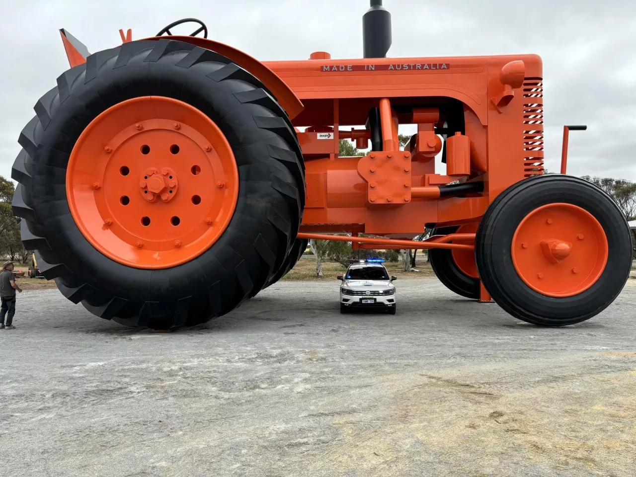 pomnik ciągnika Chamberlain 40K w Australii