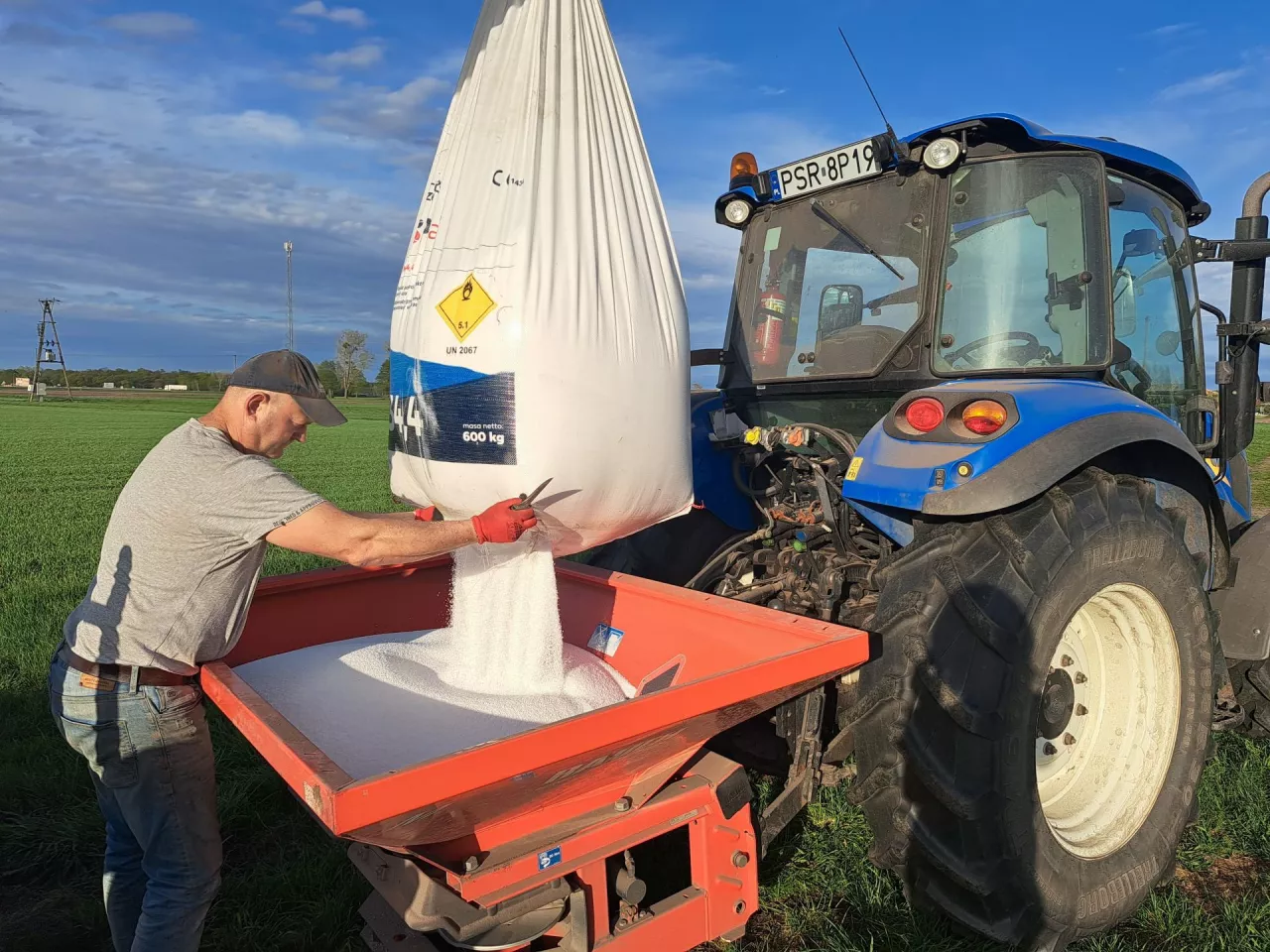 Posezonowe obniżki cen nawozów. Ile dziś kosztuje saletra, mocznik i polifoska? [SONDA]
