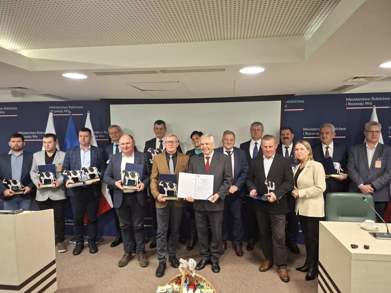 Laureaci konkursu XXI Mleczne Mistrzostwa Polski wraz z wręczającymi nagrody, nie wszyscy rolnicy dojechali w ich imieniu puchary odebrali prezesi mleczarni do których dostarczają mleko