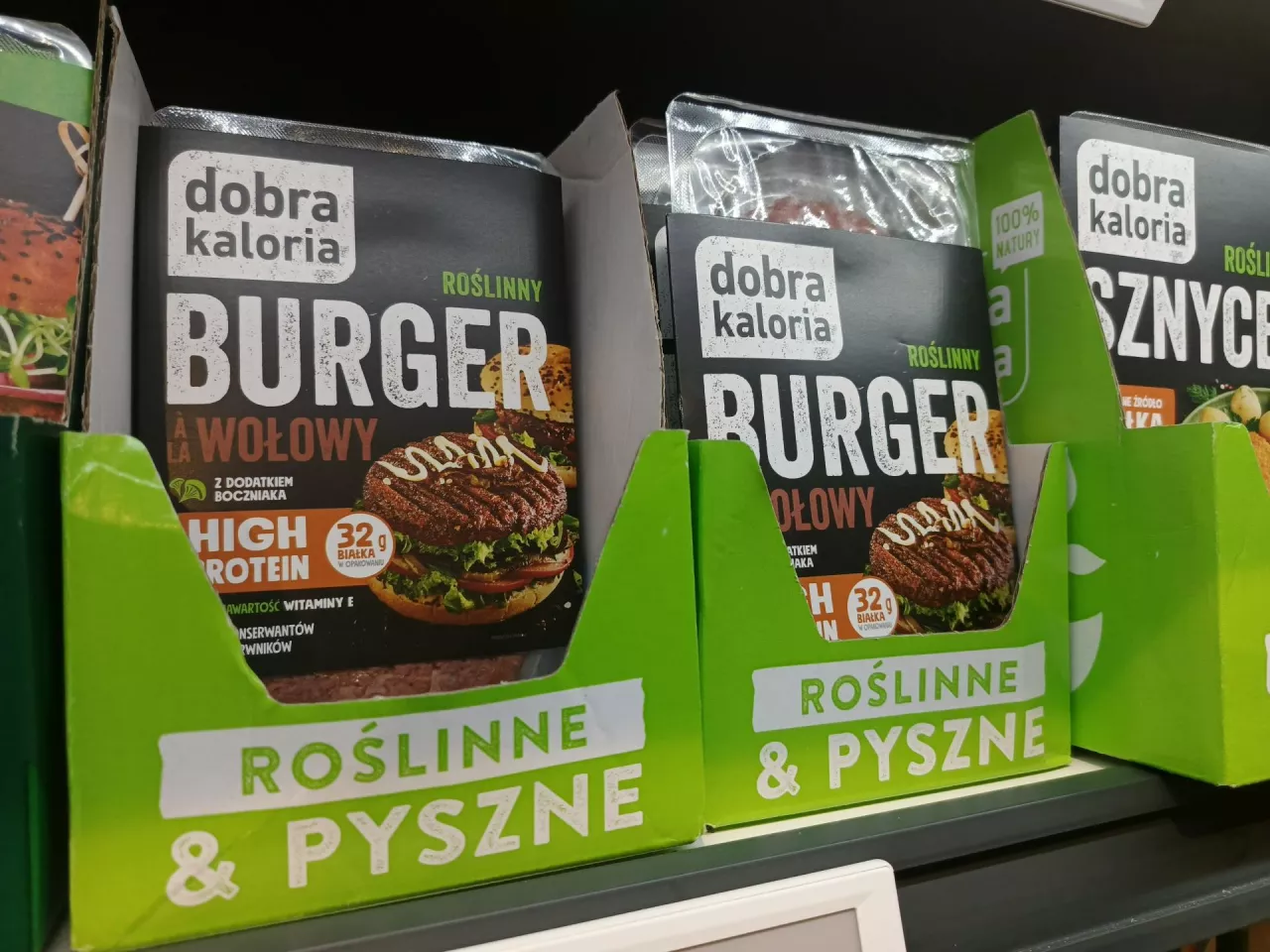 Roślinne odpowiedniki produktów mają w wielu sklepach oddzielne półki