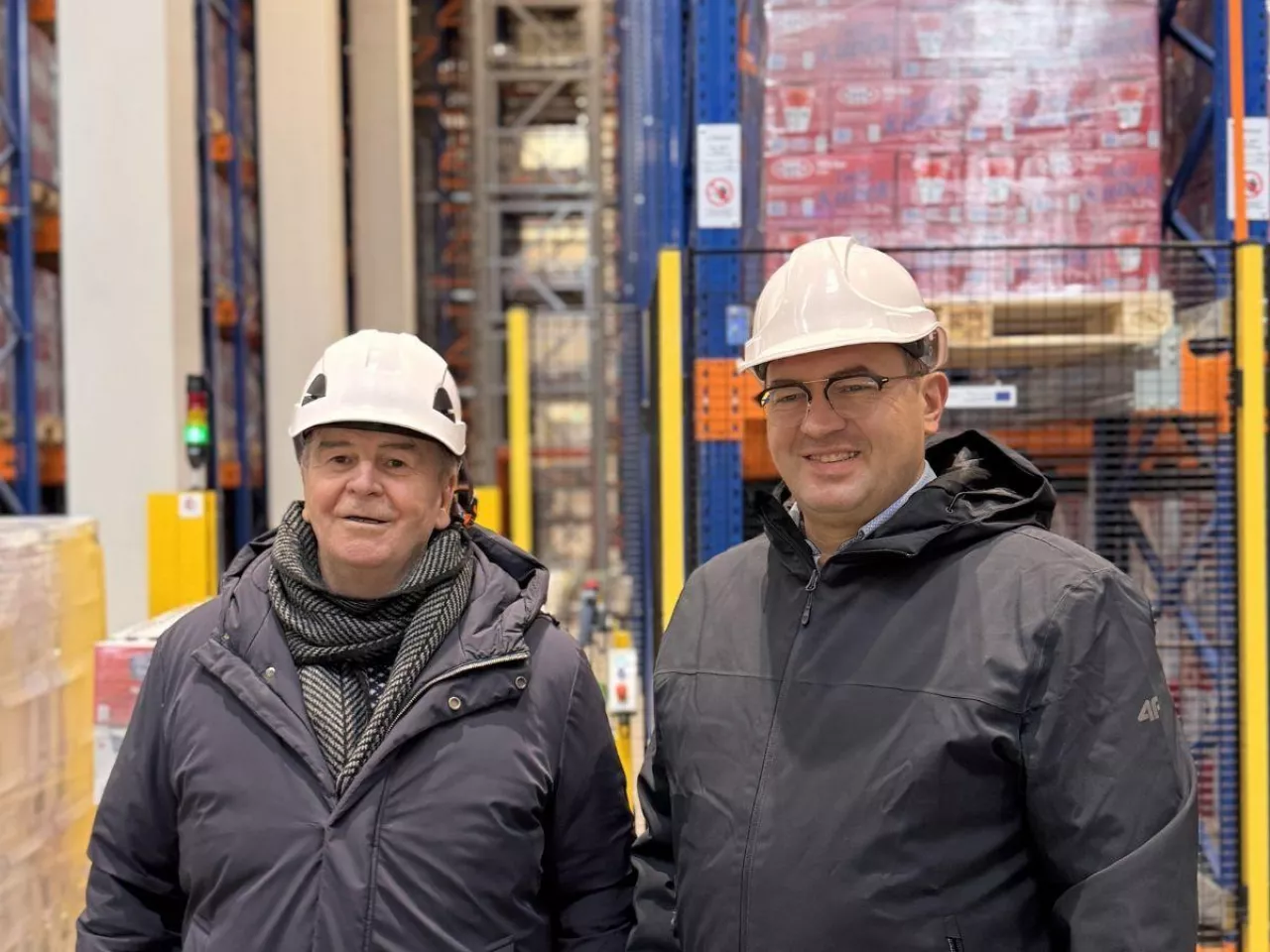 Minister zobaczył, jak pracuje magazyn bez ludzi. Mlekovita znów zaskakuje