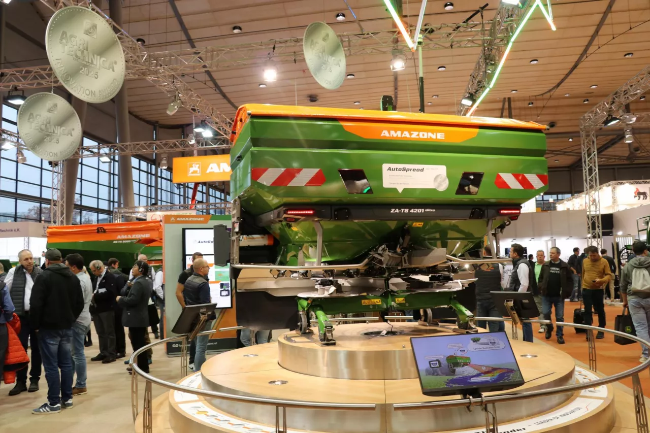 Rozsiewacz nawozów Amazone ZA-TS 01 AutoSpread na targach maszyn rolniczych Agritechnica w Hanowerze
