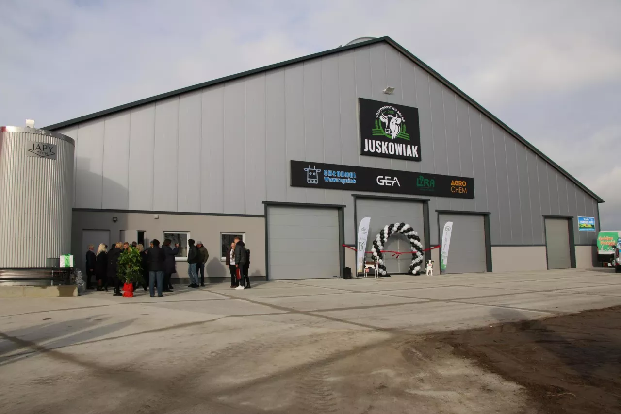 Obora została wybudowana w Brzeziu w okolicy Gostynia w województwie wielkopolskim.