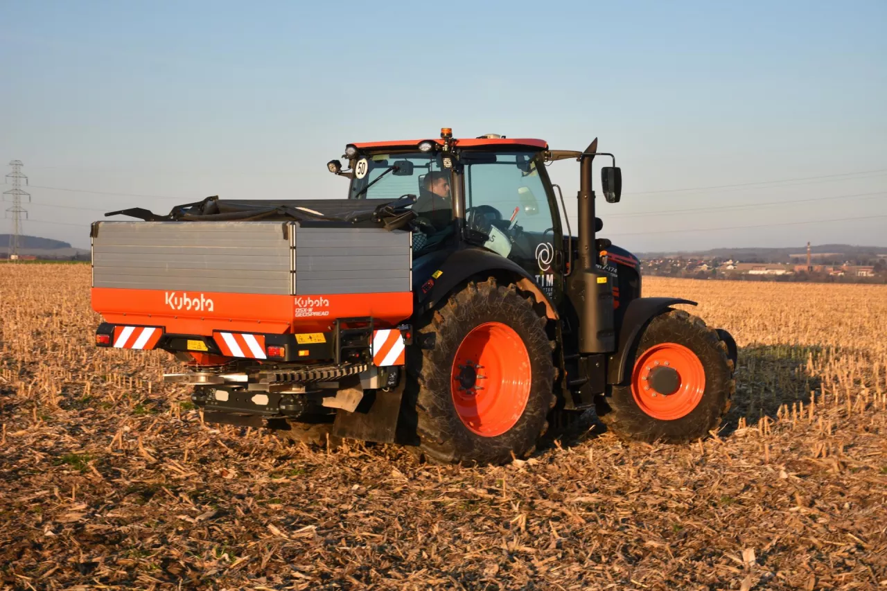 TIM utrzymuje stałą wysokość rozsiewacza względem gruntu niezależnie od ilości granulatu nawozowego w skrzyni