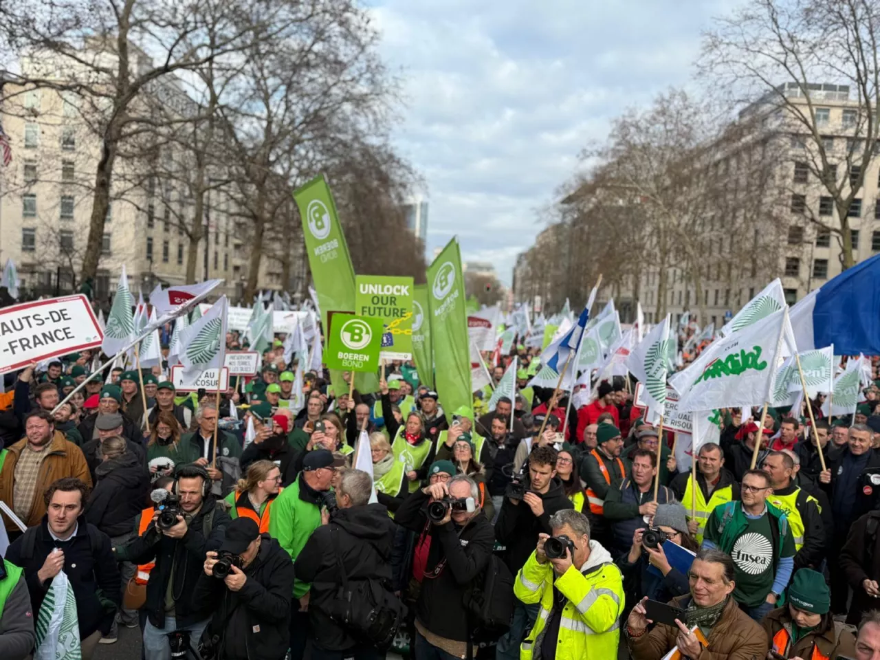 Tłum rolników protestujących w Brukseli