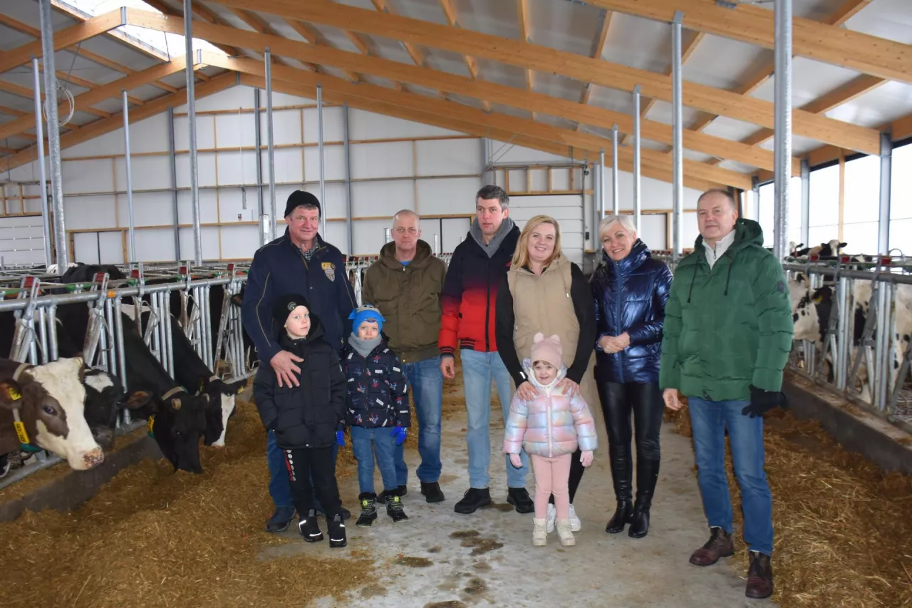 Na zdjęciu od lewej: Tadeusz, Piotr, Krzysztof, Anna, Marzena Kolendo oraz Leszek Markowski – kierownik działu skupu MSM Mońki, w pierwszym rzędzie dzieci: Jakub, Patryk i Wiktoria