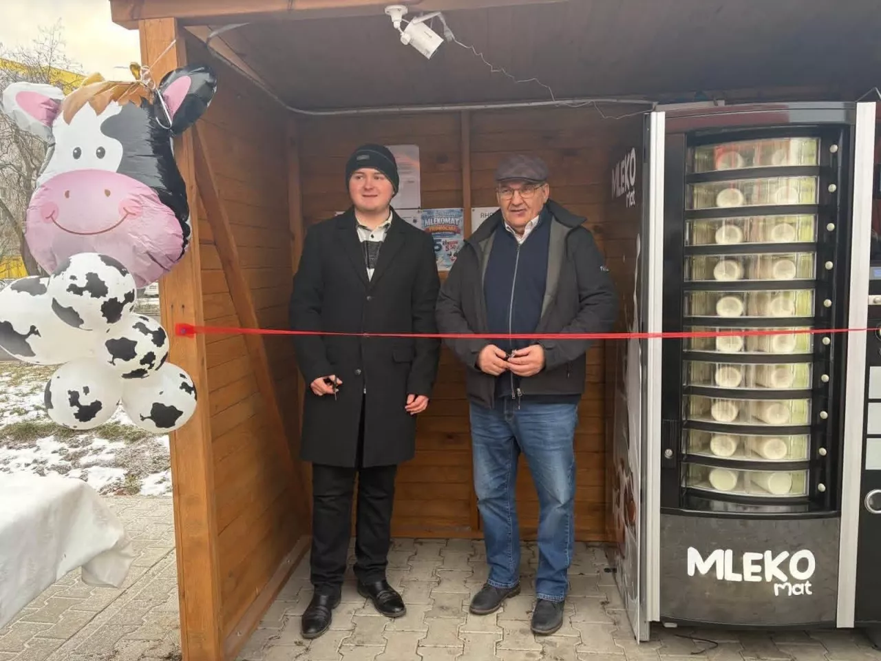 Damian Morcinek otworzył mlekomat w Opolu. 
