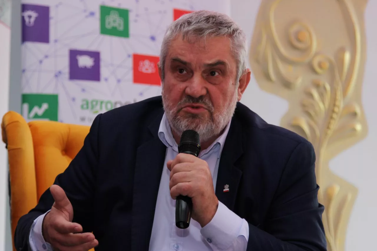 ”Polskie rolnictwo jest rozbierane po kawałku”. Ardanowski: czas się obudzić