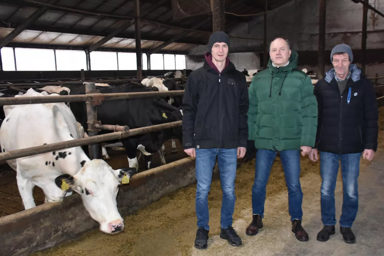 Na zdjęciu od lewej: Karol Pawelski, Leszek Markowski – kierownik działu skupu MSM Mońki oraz Waldemar Pawelski