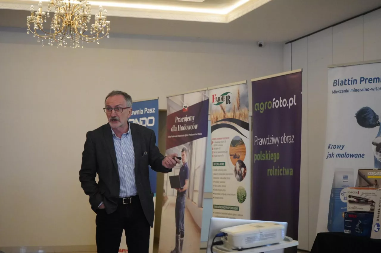 Mastitis w stadzie należy oceniać nie tylko przez pryzmat progu 400 tys. komórek somatycznych czy kosztu pojedynczej tubostrzykawki. Znacznie ważniejsze jest to, jak wiele krów w stadzie przekracza 200 tys. komórek, jak wygląda ich pobranie paszy, czy są prawidłowo przygotowane do laktacji i czy mają warunki do utrzymania dobrej odporności - przekonuje prof. Zygmunt Kowalski.