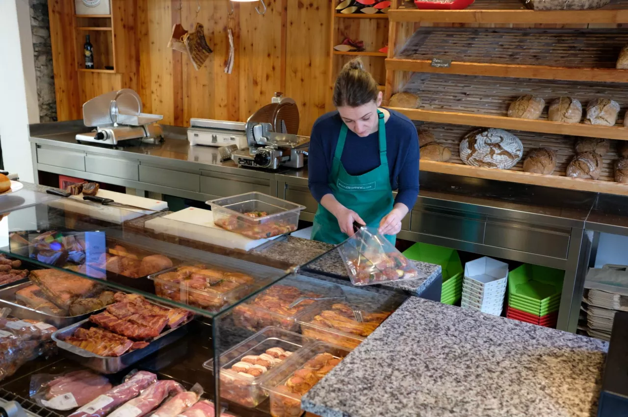 Produkty oferowane w sklepie rolniczym są droższe niż w lokalnych marketach, ale dzięki jakości znajdują bez problemu klientów