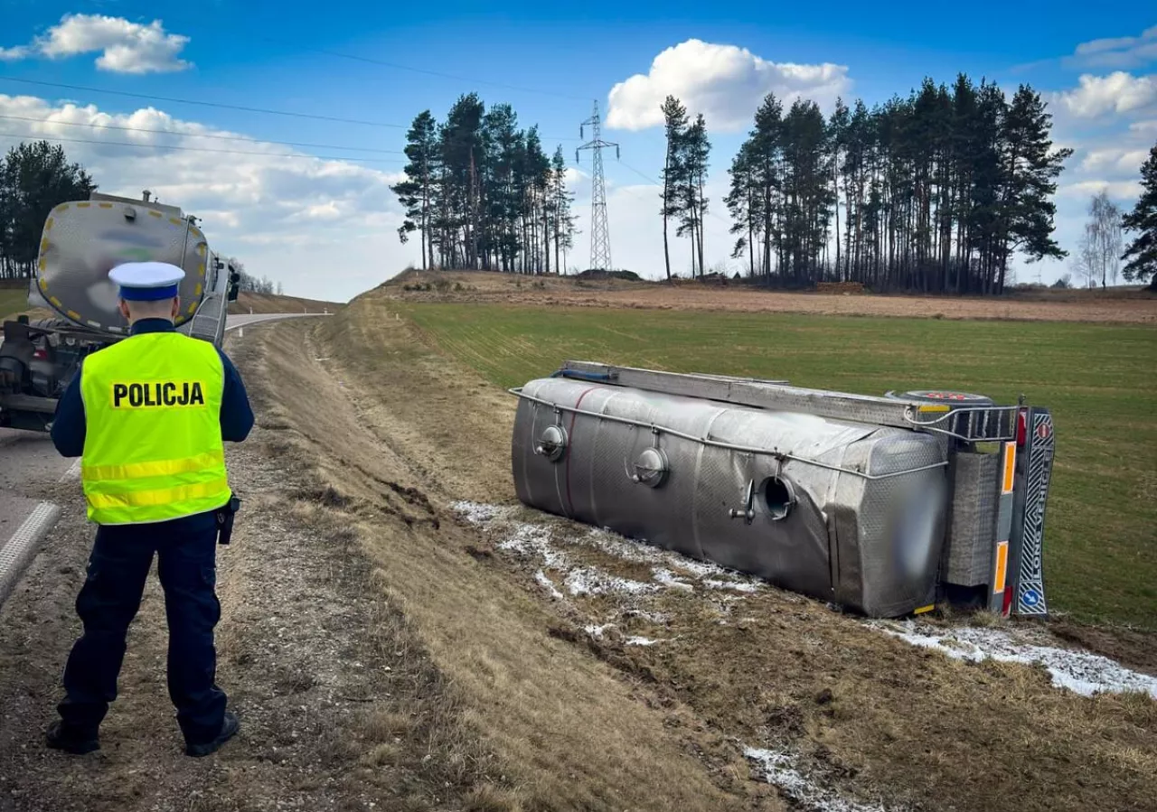 Cysterna z mlekiem w rowie. Kierowca miał prawie 3 promile 