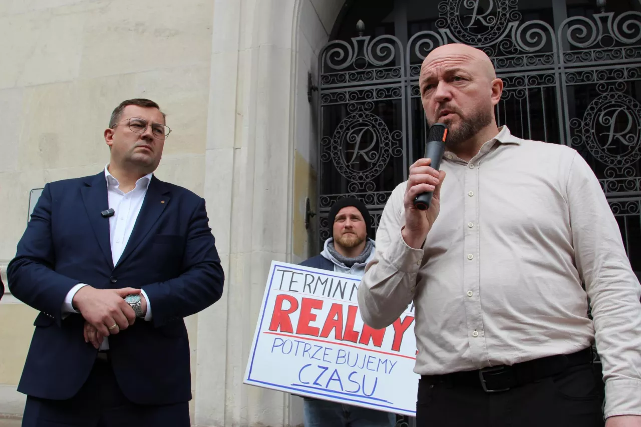 Do protestujących wyszedł minister rolnictwa Stefan Krajewski, który ogłosił wydłużenie terminu realizacji inwestycji finansowanych z Krajowego Planu Odbudowy do 15 czerwca