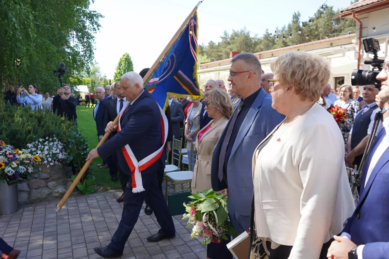 Wystąpienia i świętowanie jubileuszu poprzedziło wprowadzenie sztandaru i hymn spółdzielczy