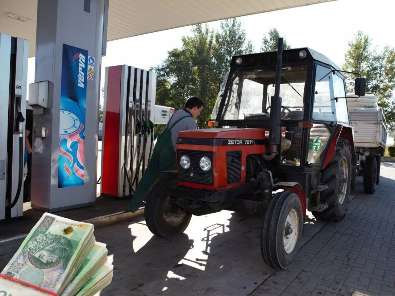 traktor tankujący na stacji paliw, na dole w rogu po lewej stronie banknoty polskie