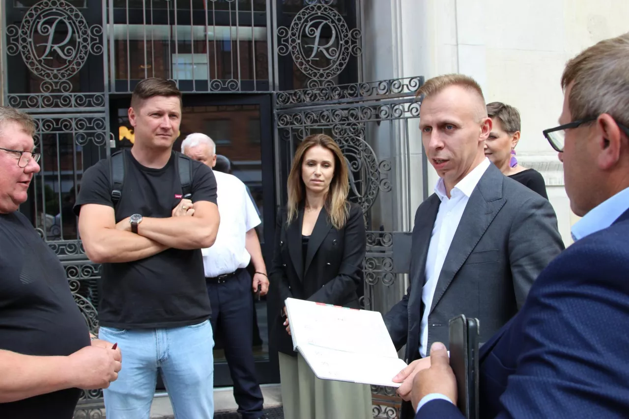 Na rozmowy w gmachu resortu rolnictwa zaprosił Michał Zarzecki, szef gabinetu politycznego ministra Krajewskiego