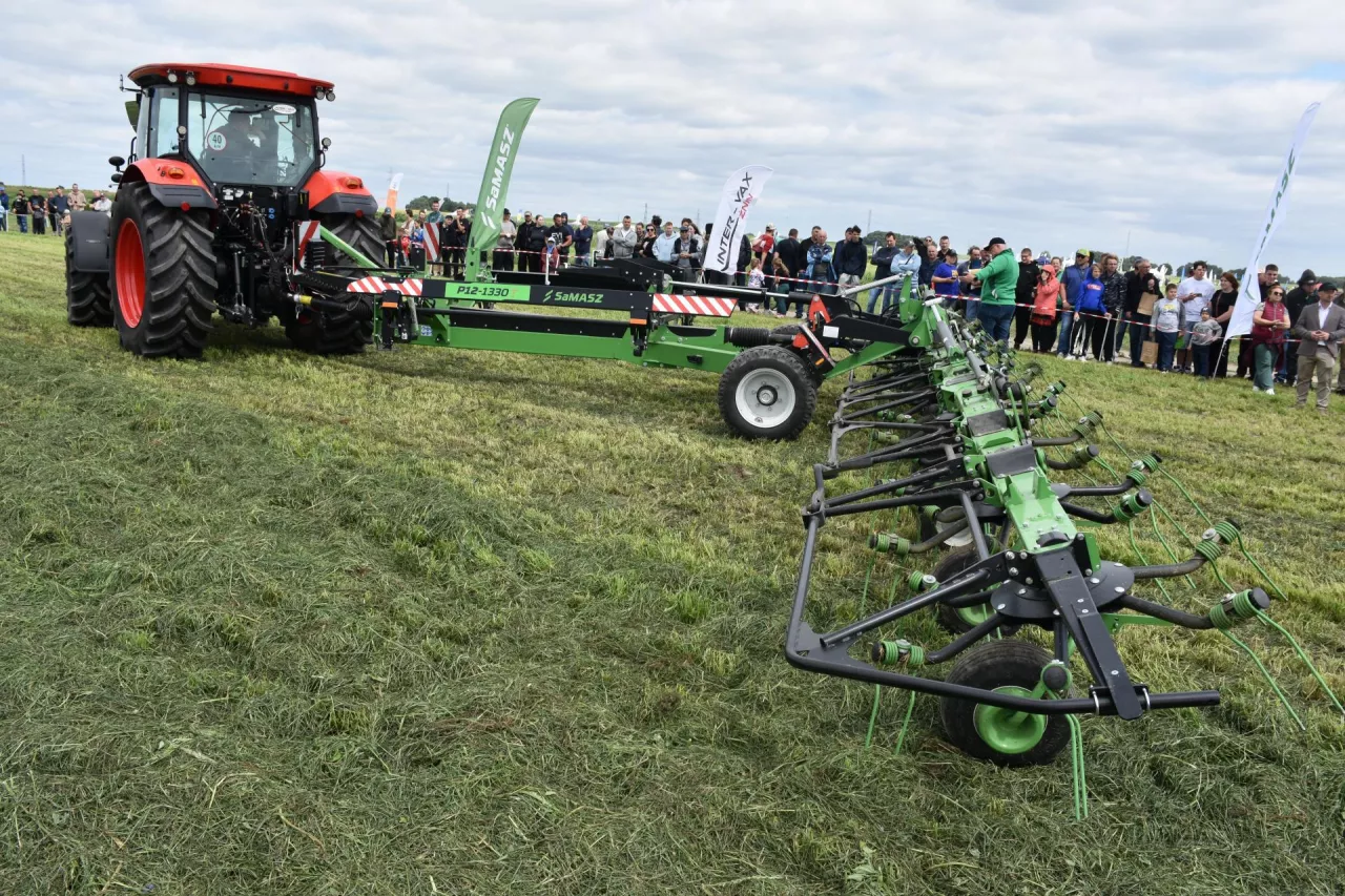 Największy przetrząsacz oferowany przez polskiego producenta P12-1330T o szerokości roboczej 13,3 m