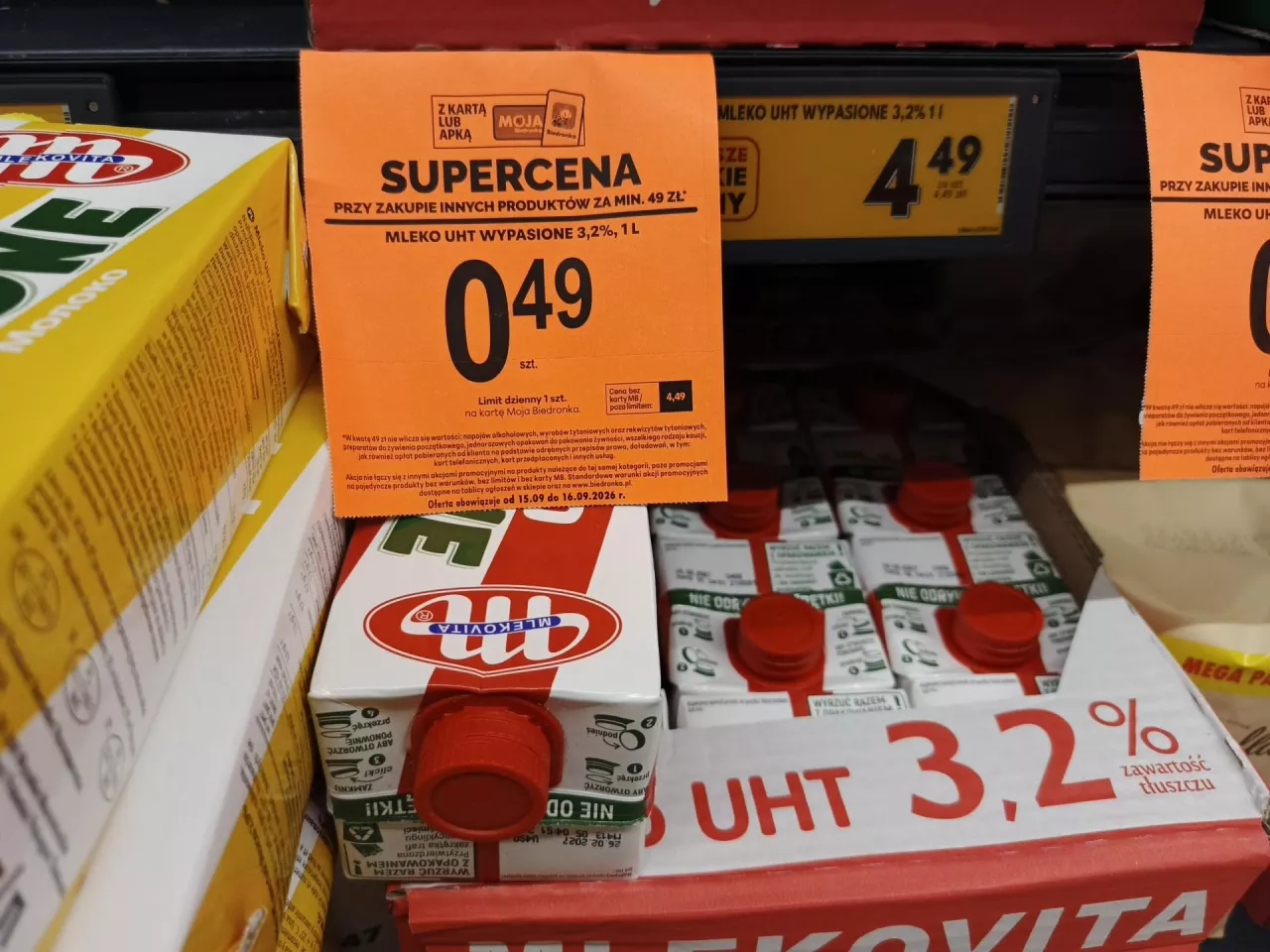 Przy cenie 49 groszy za litr mleka pytanie o granice promocji pojawia się niemal automatycznie
