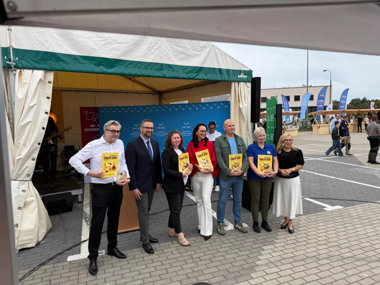 Twarogowi królowie i Królowe z OSM Piaski, OSM Koło, OSM Jarocin, Grupy Polmlek i OSM Łowicz z wraz z ministrem nauki Marcinem Kulaskiem i dr hab. inż. Justyna Żulewska, prof. UWM