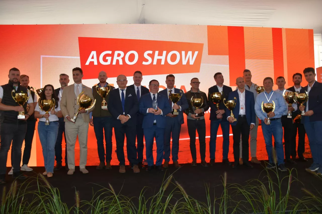 Przedstawiciele nagrodzonych firm w konkursach realizowanych w ramach targów Agro Show