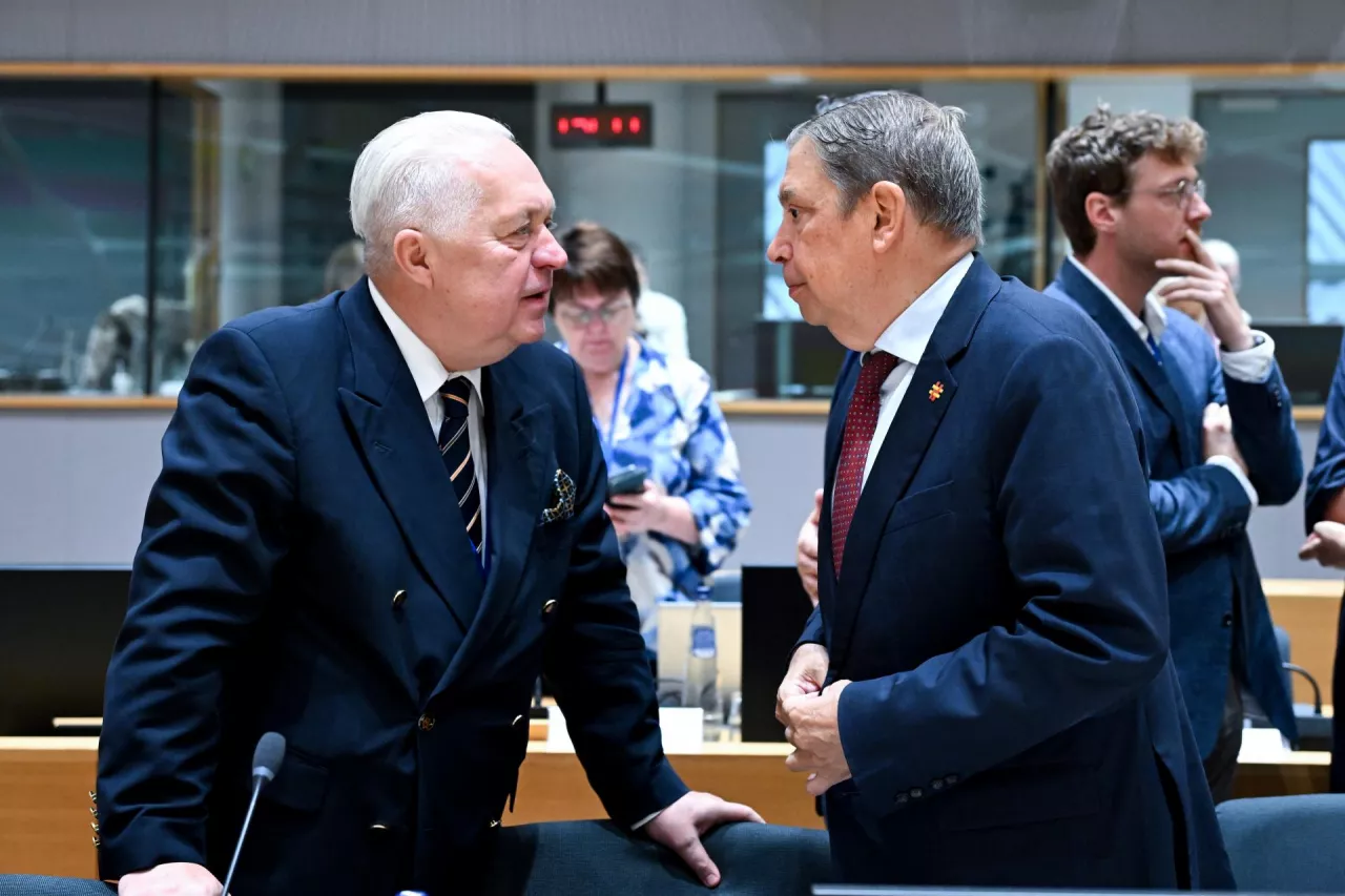 Od lewej do prawej: Jacek Czerniak (sekretarz stanu, Ministerstwo Rolnictwa i Rozwoju Wsi, Polska), oraz Luis Planas Puchades (minister rolnictwa, rybołówstwa i żywności, Hiszpania) podczas posiedzenia Rady UE ds. Rolnictwa i Rybołówstwa 